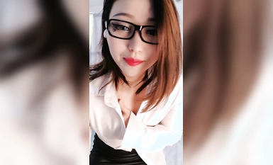 看著就很騷的御姐人妻，露臉齊逼短裙白襯衣誘惑，絲襪小高跟各種撩騷狼友，揉奶玩逼自慰，風騷大屁股真刺激