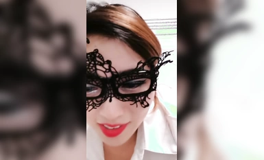 看著就很騷的御姐人妻，露臉齊逼短裙白襯衣誘惑，絲襪小高跟各種撩騷狼友，揉奶玩逼自慰，風騷大屁股真刺激