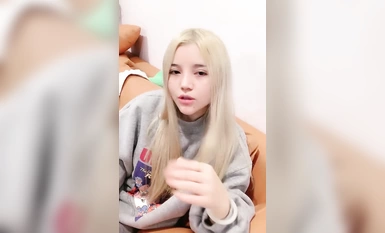 無毛逼黃毛小妹性感紋身露臉跟小哥激情啪啪直播給狼友看，口交大雞巴激情上位讓小哥吃奶子，抽著煙享受抽插
