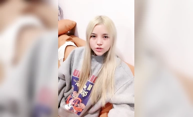 無毛逼黃毛小妹性感紋身露臉跟小哥激情啪啪直播給狼友看，口交大雞巴激情上位讓小哥吃奶子，抽著煙享受抽插