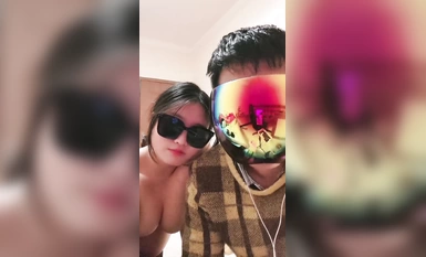 開檔黑絲無毛逼，大哥的小騷貨撅著屁股准備好了，口交大雞巴讓大哥用道具玩逼，多體位蹂躪抽插爆草叫的好騷