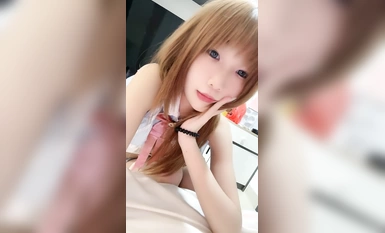 情趣裝呆萌美少女！鏡子前展示！嬌小身材貧乳，美臀肥穴翹起，自摸扭腰擺臀，極度性感