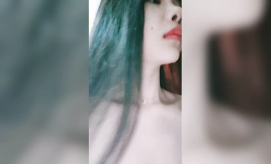 The sexy schoolgirl show face bathroom cleaned up tempted wolf friends harassment, the whole face sexy and charming, erotic dress seductive kneading milk play pussy masturbation close-up display, wonderful and exciting!