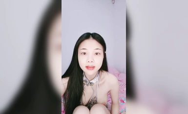 The sexy schoolgirl show face bathroom cleaned up tempted wolf friends harassment, the whole face sexy and charming, erotic dress seductive kneading milk play pussy masturbation close-up display, wonderful and exciting!