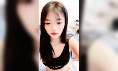 紅唇性感小姐姐！和炮友沙發上！抓起大屌吸吮，黑絲大長腿騎乘位，懟的騷逼舒服了