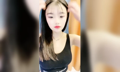 紅唇性感小姐姐！和炮友沙發上！抓起大屌吸吮，黑絲大長腿騎乘位，懟的騷逼舒服了