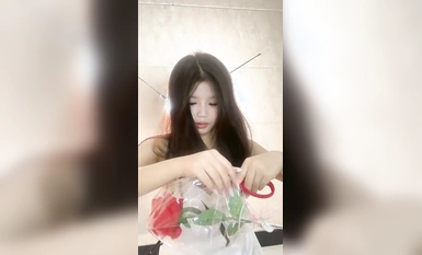 00後呆萌嫩妹妹！洗完澡道具自慰！全裸揉搓小穴，椅子上假屌騎坐，低低呻吟好聽