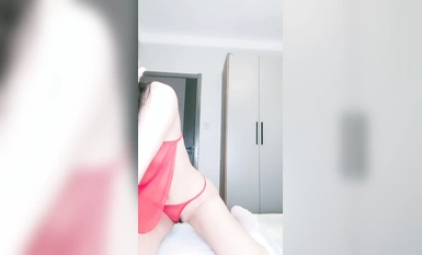車模小騷杯！大長腿性感美女！紅肚兜丁字褲，道具大屌插騷穴，吸在鏡子上騎乘位