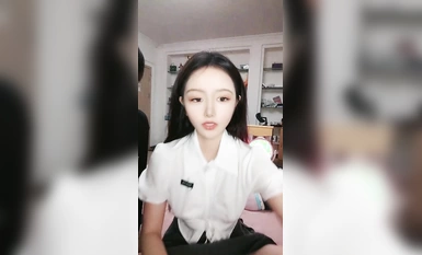 雪莉小可愛！網紅美女！連體開檔黑絲，一線天饅頭逼，小男友騎乘位抽插，後入一臉享受