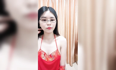 Magandang babae na may pulang bellyband at salamin! Ang kaibigan na may malaking titi fucked passionately! Tumayo sa isang kabayo at pumasok mula sa gilid, sipain ang iyong magandang puwitan sa posisyong nakasakay, at magkusa na tumagos nang malalim hangg