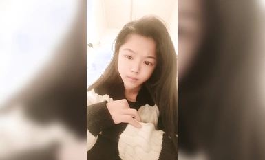 素顏小妹露臉在狼友的調教下慢慢脫光衣服展示，全程露臉互動撩騷，上哥廁所的功夫把手指摳進騷逼精彩又刺激