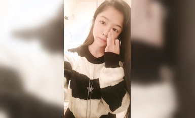 Cô bé không trang điểm lộ mặt, từ từ cởi quần áo dưới sự hướng dẫn của người bạn sói. Cô bé lộ mặt và tương tác với cô ấy liên tục. Khi đi vệ sinh, cô ấy đã thọc ngón tay vào âm hộ của mình. thật thú vị và hấp dẫn.