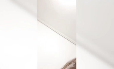 網紅騷御姐性感誘惑！道具辣椒插穴！無毛騷逼磨蹭，搞得小穴濕濕，表情一臉享受