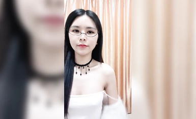 안경을 쓴 섹시한 섹시 황실 아가씨! 그녀는 엉덩이와 허리가 멋진 스트리퍼입니다! 큰 자지를 잡고 빨고, 적극적인 라이딩 체위, 일반적인 보지를 펌핑!