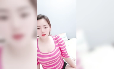 氣質超棒文靜美女！肉感身材大尺度自慰！全裸跳蛋震穴，爽的流出白漿，高潮噴水一地板