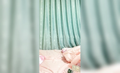清純甜美少女！一臉呆萌卡哇伊！學生情趣裝白絲襪，洗完澡道具自慰，振動棒猛捅嫩穴