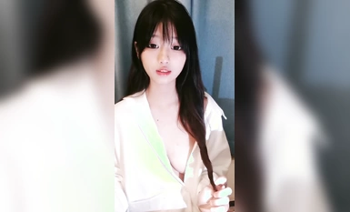 黑絲誘人極品學妹全程露臉大秀直播互動狼友撩騷，完美好身材非常性感，道具抽插騷穴呻吟表情好騷看淫水流出