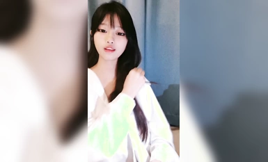 黑絲誘人極品學妹全程露臉大秀直播互動狼友撩騷，完美好身材非常性感，道具抽插騷穴呻吟表情好騷看淫水流出