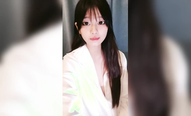 黑絲誘人極品學妹全程露臉大秀直播互動狼友撩騷，完美好身材非常性感，道具抽插騷穴呻吟表情好騷看淫水流出