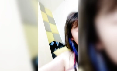 看看這個新來的小妹子嫩不嫩，全程露臉大秀直播，揉奶玩逼道具抽插，呻吟可射，撅著屁股眼看逼逼精彩又刺激