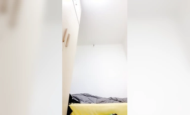 看看這個新來的小妹子嫩不嫩，全程露臉大秀直播，揉奶玩逼道具抽插，呻吟可射，撅著屁股眼看逼逼精彩又刺激