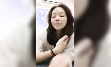 台灣小飄飄情迷小奶狗，露臉大秀直播樣子好迷人，享受小哥的三指抽插，浪叫不止淫水多多啊，精彩不要錯過