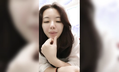 台灣小飄飄情迷小奶狗，露臉大秀直播樣子好迷人，享受小哥的三指抽插，浪叫不止淫水多多啊，精彩不要錯過