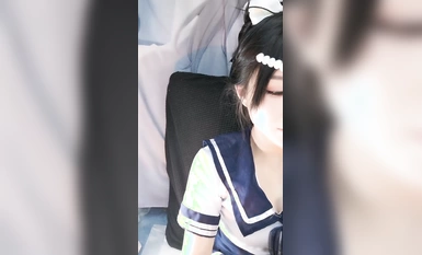 滅多にお目にかかれない超デブな白虎マンコ！学生服の真っ赤なお嬢様！パンツ脱いで玉入れてチンポ入れて喘ぎ喘ぎ！