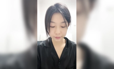 綠播美女下海！苗條身材貧乳！修長美腿翹起肥臀，新道具振動棒抽插，嬌喘呻吟誘惑