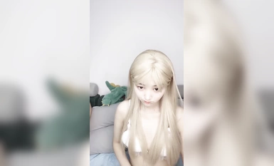 04年小情婦！極品尤物美少女！被胖大叔玩穴，穿上黑絲掰開嫩穴，插根煙在逼上，短小JJ插嘴