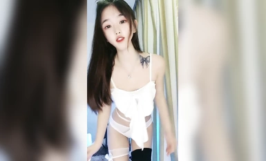 清純系天花板！甜美妹妹好久沒播！嬌小身材脫光光誘惑，玻璃棒磨蹭小穴，擺弄各種姿勢