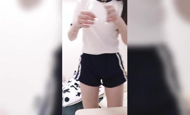 Sweet na bagong babae na may magandang hitsura! Singilin ang kuwarto kapag hiniling! Close-up ng puki sa underwear, ang tunog ng tubig na bumubulusok kapag ipinasok ang mga daliri sa panty, at nakakapanabik ang orgasm.
