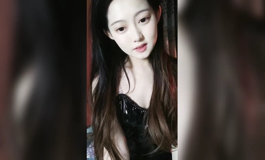 純欲系天花板！頂級尤物美少女！漂亮眼鏡超甜美，白皙皮膚吊帶裙，水晶假屌抽插嫩穴
