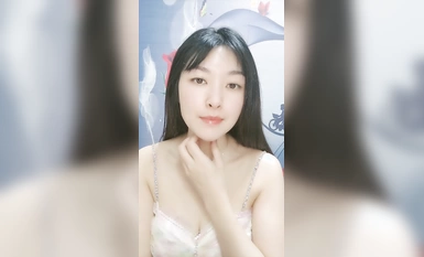氣質超棒美御姐！給大家秀一波！慢慢脫掉，堅挺白嫩奶子，跪在椅子結實肥臀，緊致騷穴掰開