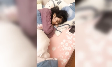 자고있는 여자! 빈약 한 가슴에 슬림 한 몸매, 한 쪽이 다른 쪽을 입으로 삽입하여 보지를 격렬하게 섹스!