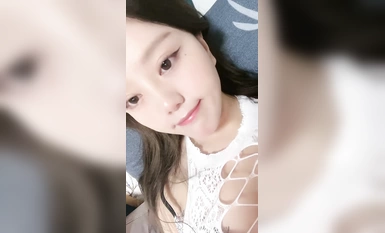 極品顏值美女小魚干！外表甜美騷的很！脫光光炮友玩穴，側入抽插無毛小穴，嬌喘呻吟好騷