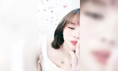 短發美女近期下海！外表甜美騷的很！撩起衣服揉奶，特寫視角假屌抽插，爽的流出大量白漿