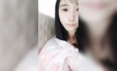 Vẻ đẹp khí chất quyến rũ mà không cần trang điểm! Da trắng và mông gợi cảm! Cởi quần lót một nửa và đung đưa, cô ấy xòe âm hộ màu hồng và chặt chẽ của mình ra, rồi đưa ngón tay vào âm hộ mềm mại của mình