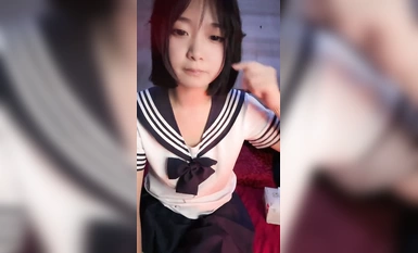 清純美少女剛下海！JK裝卡哇伊！難得大尺寸秀，翹起美臀撥開丁字褲，一線天超肥美穴
