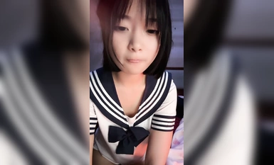 清純美少女剛下海！JK裝卡哇伊！難得大尺寸秀，翹起美臀撥開丁字褲，一線天超肥美穴