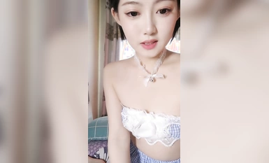 Gusto kong hawakan ako ng tatay ko! Purong pagnanais ay ang kisame! Top beauty girl, fair skin, big eyes, dildo piercing ang kanyang malambot na puki, na ginagawang gusto ng mga tao na huminto
