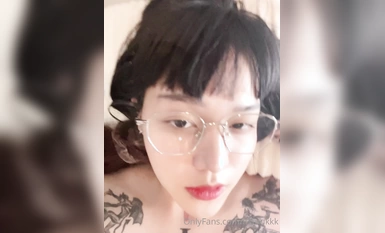 露臉才是王道！萬人追蹤OnlyFans網紅鬼頭紋身拽妹itsm私拍變態金主各種內射一線天嫩比 (9)