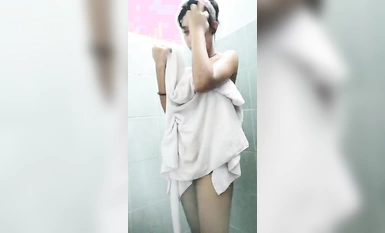 Gadis pelajar muda itu [Huang Jiawen] meminjam jerung pinjaman dan tidak dapat membayar balik mukanya, jadi dia terpaksa menggunakan badannya untuk mengimbangi swafotonya dengan banyak pandangan lucah Dia mandi dan Ziwei mempunyai figura yang hebat (. 1)