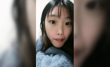 深夜的清純小蘿莉露臉展示，想要狼友的的禮物轟炸，脫光了玩奶頭，掰開騷穴看特寫道具摩擦，讓狼友調教好騷