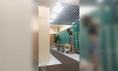 女人坑女人系列！無良女溫泉大眾澡堂子暗藏袖珍攝像機偸拍內部春色+曝光閨蜜不雅視頻+偸窺女租客洗澡 (7)