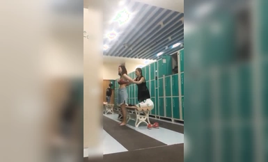 女人坑女人系列！無良女溫泉大眾澡堂子暗藏袖珍攝像機偸拍內部春色+曝光閨蜜不雅視頻+偸窺女租客洗澡 (7)