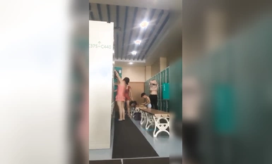 女人坑女人系列！無良女溫泉大眾澡堂子暗藏袖珍攝像機偸拍內部春色+曝光閨蜜不雅視頻+偸窺女租客洗澡 (7)