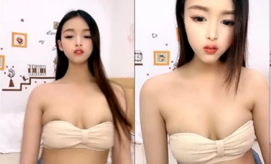 红唇小姐姐！今天找了个人操她！撩下内衣奶子一手抓，吸吮舔屌翘美臀，张开双腿爆插