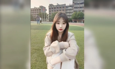 最新2023-02-18重庆大二学妹赚外快模特群顶格约拍被摄影师蹭B抠B掰B可惜J8不太给力 (1).