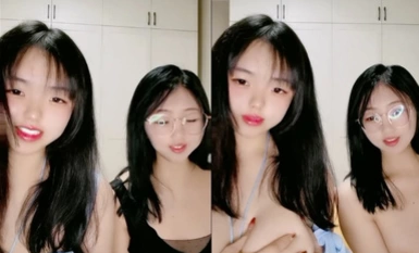 童顏巨乳小嫩逼，風騷好姊妹一起大秀直播誘惑，淫聲蕩語互動撩騷，揉奶玩逼特寫展示小粉逼，精彩不要錯過